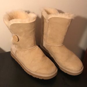 Sandy Bailey Button Ugg boots sz 8 v lightly worn